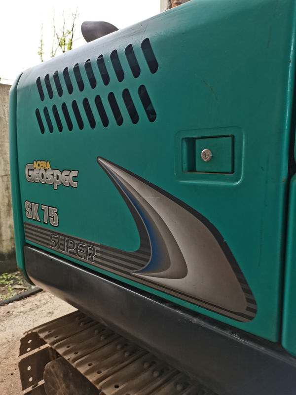 Kobelco SK200 사용 된 미니 발굴기 Kobelco SK75 좋은 품질 저렴한 가격 중고용 수압 크롤러 발굴기 일본 원산