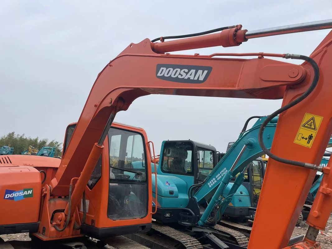 사용 된 미니 발굴기 Doosan DX75 작은 발굴기 사용 된 기계 6 톤 핸드 땅 발굴기 작은 발굴기
