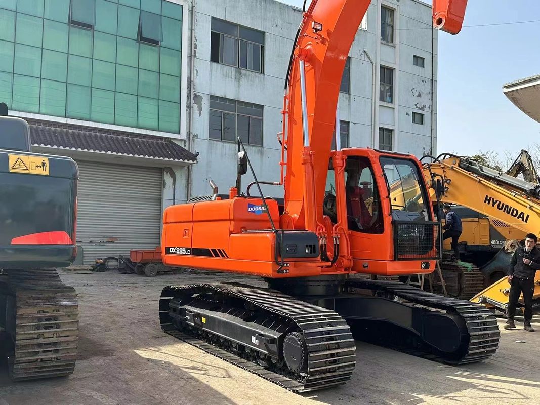 원본 페인트와 상태 중고 발굴기 Doosan DX225LC 판매